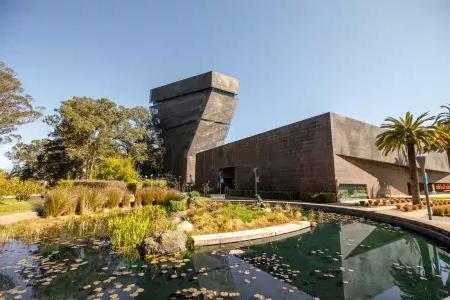 Exterior of the modern, angular de Young Museum). 贝博体彩app，加利福尼亚.